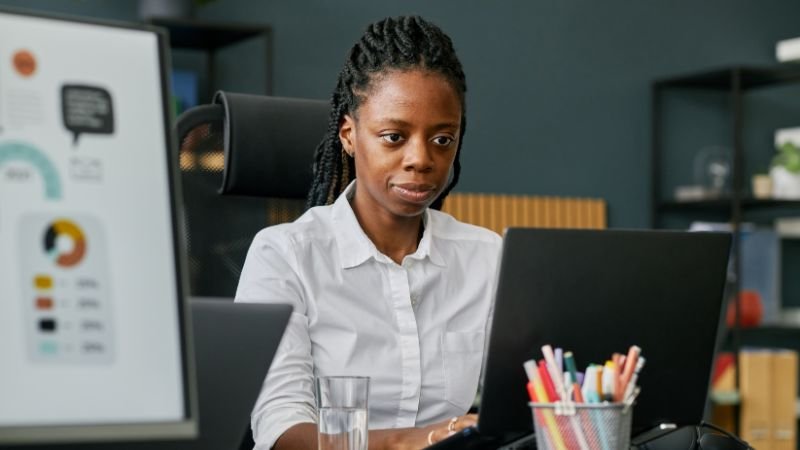 Professional in deep concentration during a 50-minute focus sprint