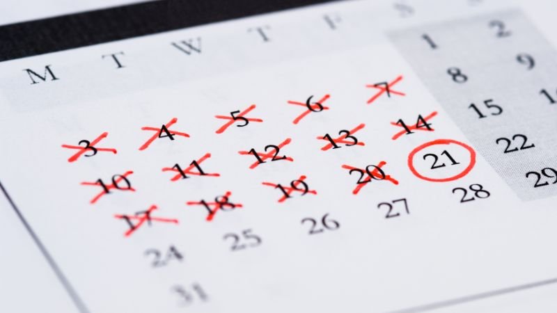 Simple habit tracker with daily checkmarks for consistency