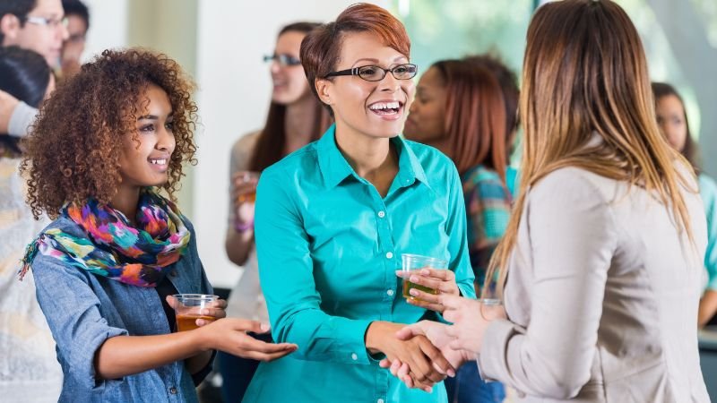 People introducing themselves at a conference, illustrating how to remember names 