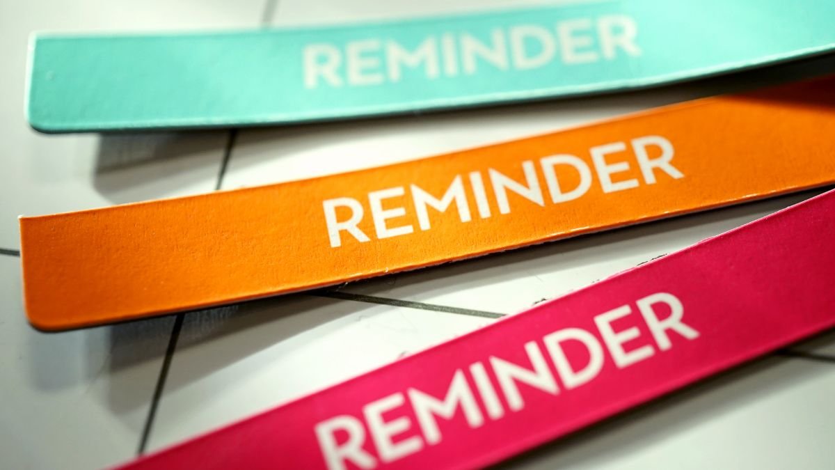 Coloured reminder labels illustrating visual habit trigger cues